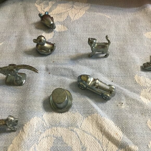 Monopoly all pieces are there English and French cards are both there excellent - Picture 5 of 8